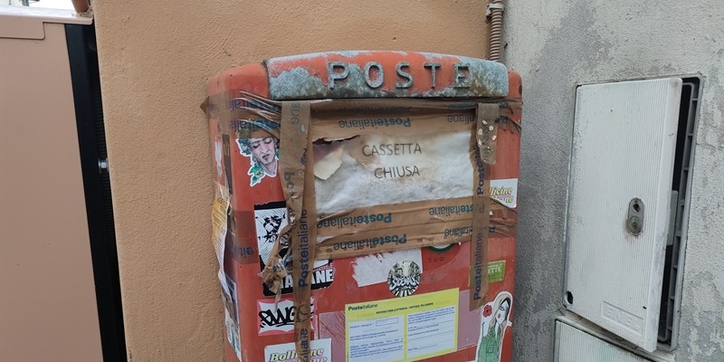 Una cassetta postale sigillata  