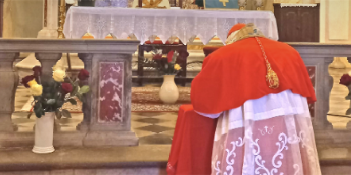 il Cardinale in preghiera