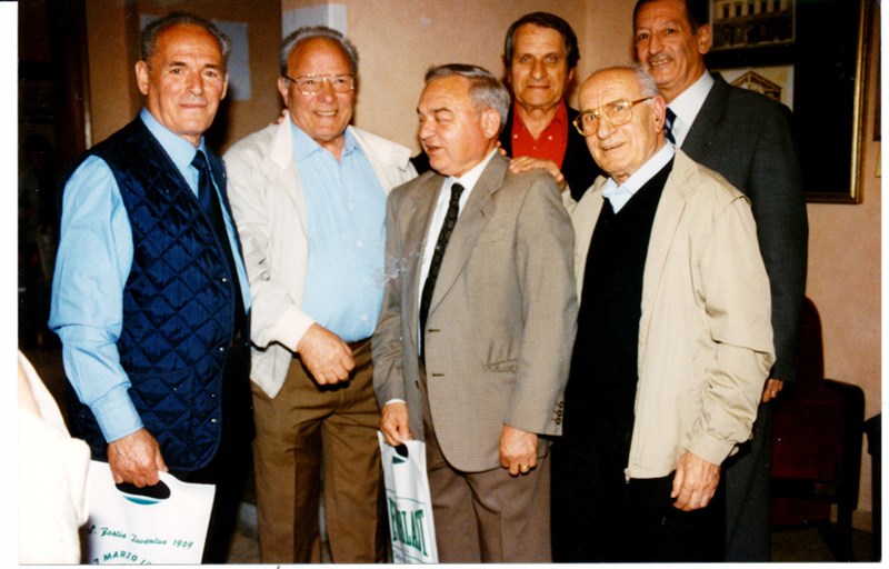 1999 – Ugo Bassi, primo a sinistra, con alcuni suoi vecchi compagni di squadra, in occasione del 90° Anniversario della A.S.Fortis Juventus 1909. 