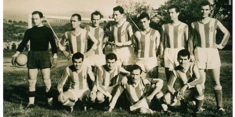 1950 - Una formazione dell’A.S.Fortis Juventus 1909; Ugo Bassi “chiugo” per gli amici, terzo da sinistra in alto.  
(dal libro “cento anni dell’A.S.Fortis Juventus. 1909-2009)