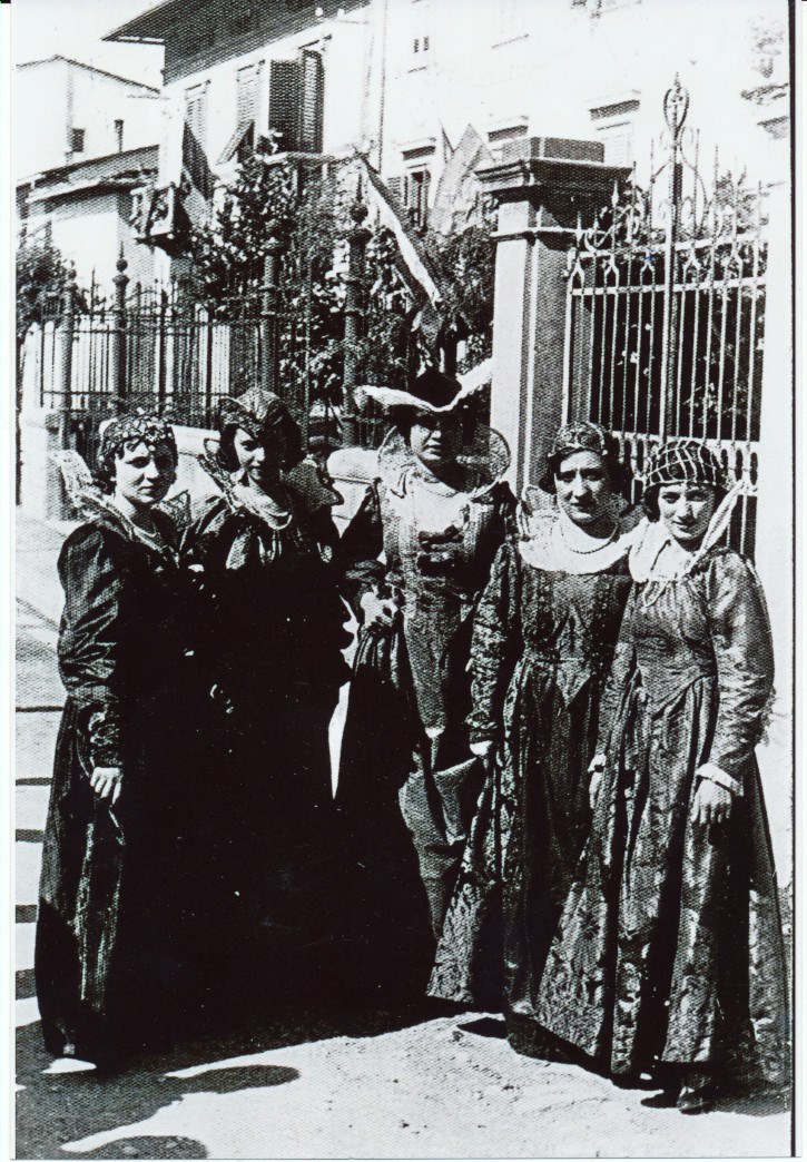 Foto n. 4 - Un gruppo di ragazze in costume nella festa rionale del 1935