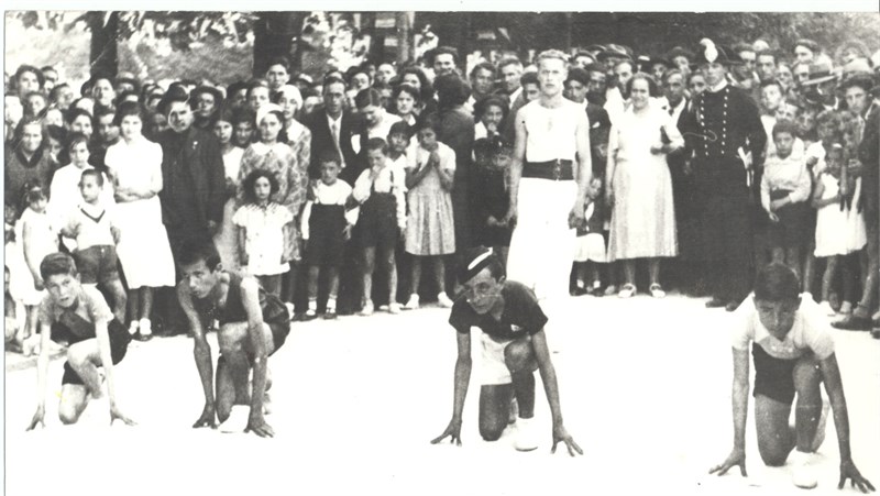 Foto n.6 - In basso quattro giovani appartenenti ai rioni pronti per la sfida in una corsa
