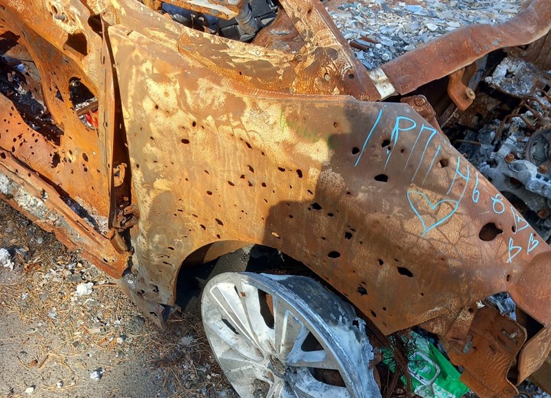 Le auto dei civili sono crivellate dai proiettili. Nessuno è sopravvissuto.