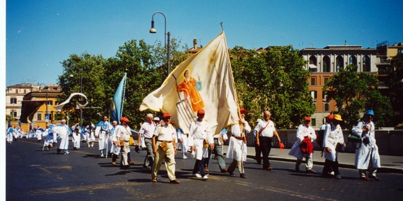 Giugno 2000. Il lungo corteo dei borghigiani  nell’anno Giubilare 2000  verso San Pietro