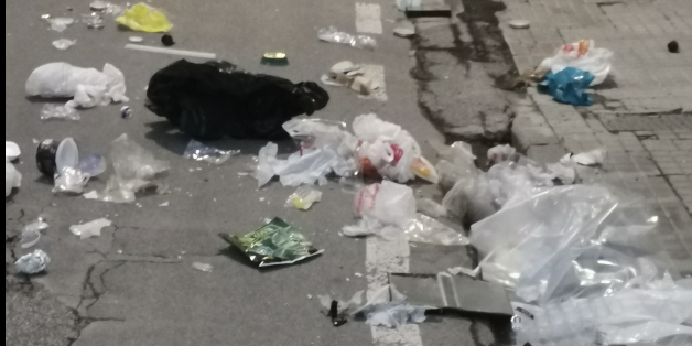 Via Marconi inondata di plastica