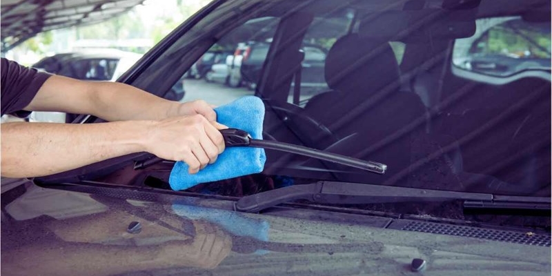 bicchiere d'olio sul parabrezza dell'auto: risolvi un grosso problema estivo-okmugello.it
