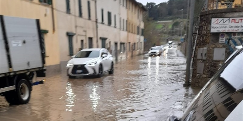 SS67 Via Aretina allagata a Sieci di sotto. Allerta meteo, maltempo
