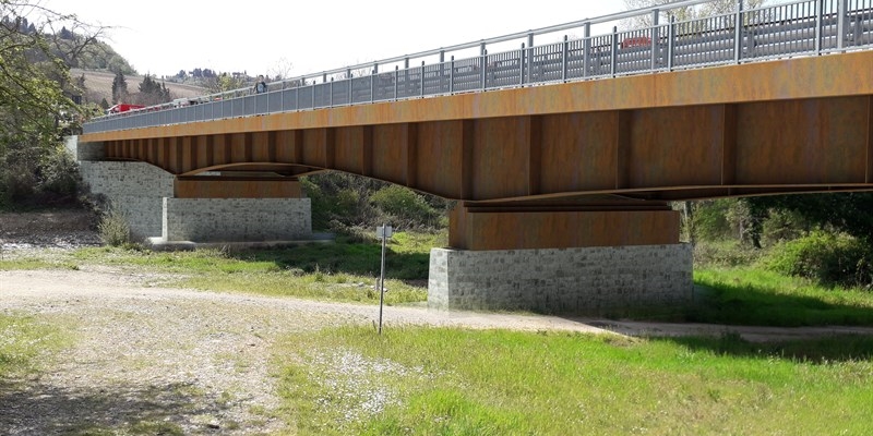 Il ponte sul fiume Pesa