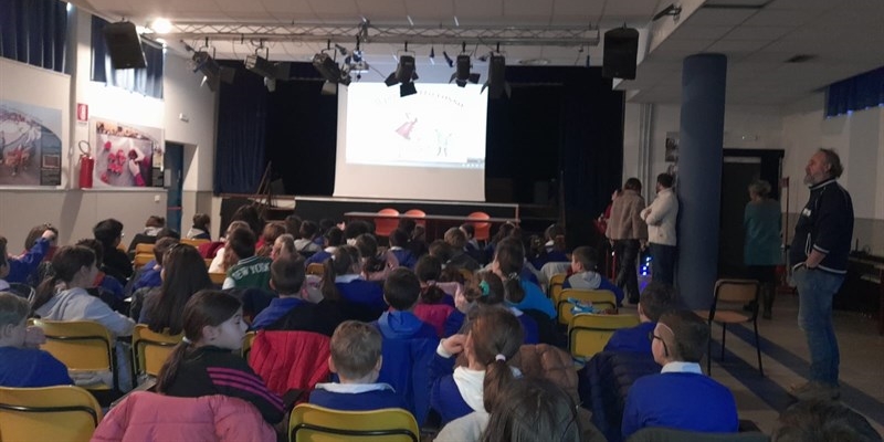 Dono di libri alla scuola di Scarperia