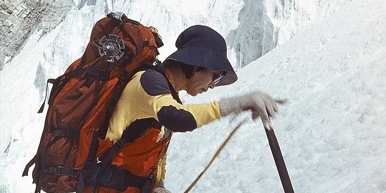 1975, Junko Tabei è la prima donna al monto a raggiungere la cima dell'Everest 