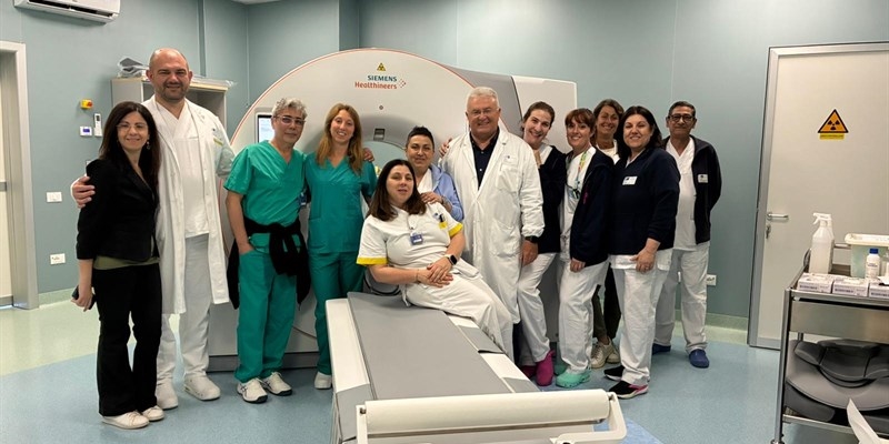 In foto il team di Radiologia con il dott. Carpi e la Direttrice dell'ospedale Pellegrino