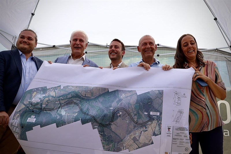 La cerimonia della posa della pietra del secondo lotto