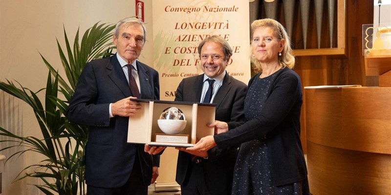 Francesco Baggi Sisini a sx mentre al centro Fortunato Amarelli presidente dell'Unione Imprese Centenarie