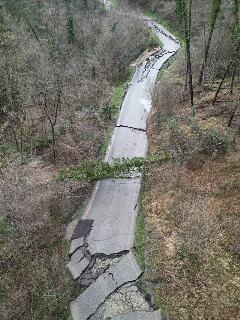 Strada franata a Grezzano