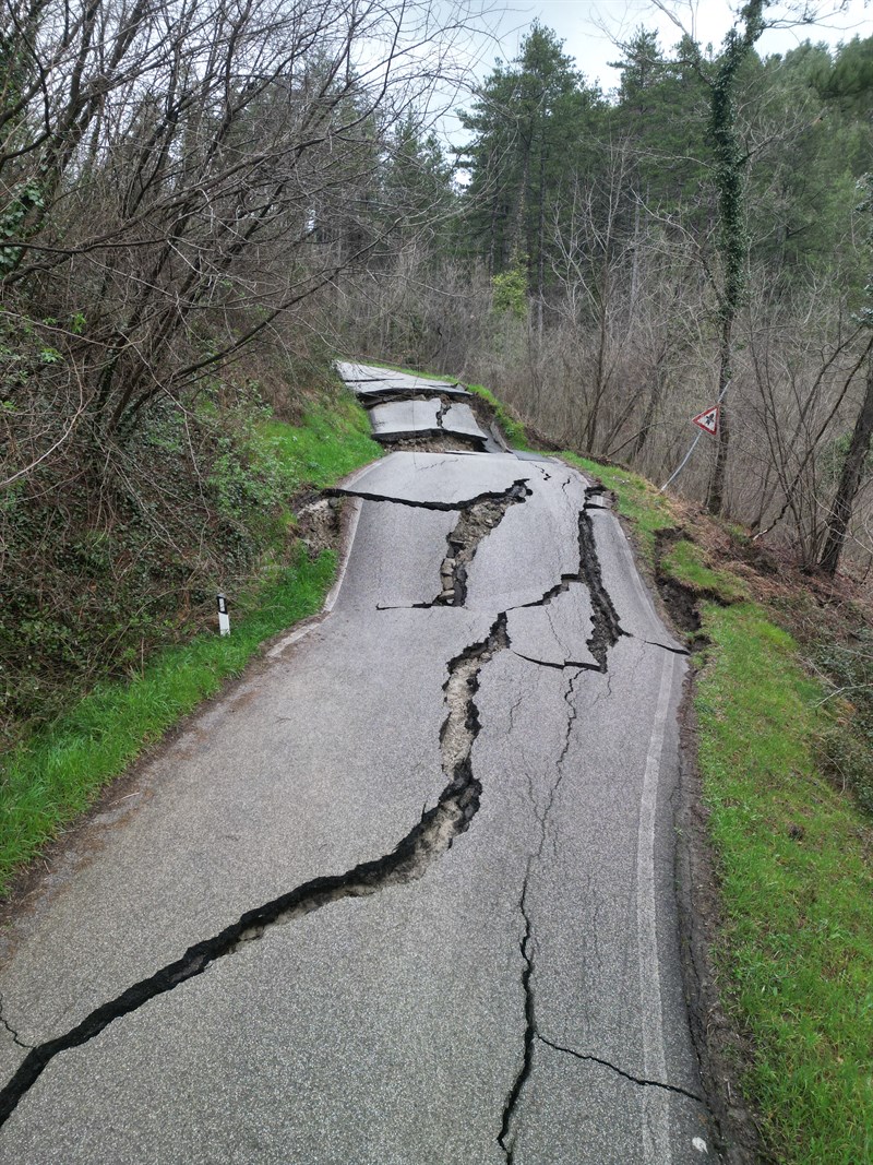 Strada franata a Grezzano