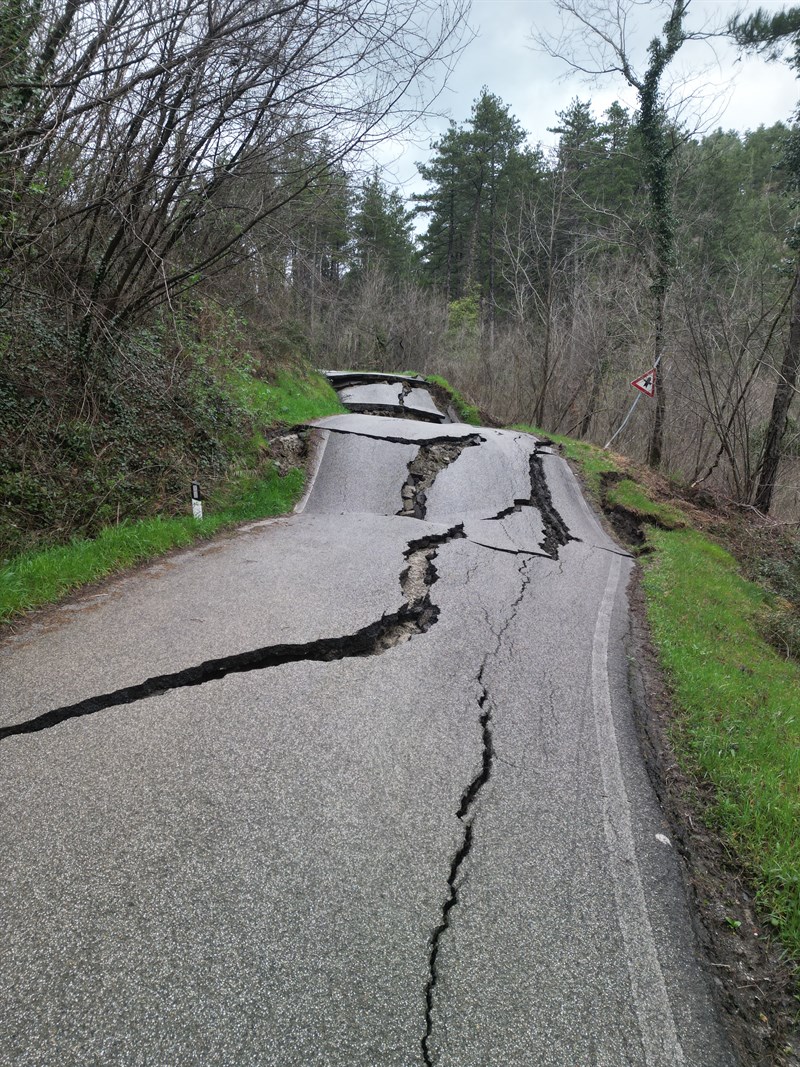 Strada franata a Grezzano