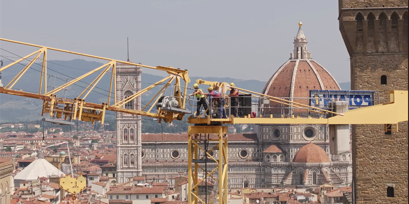 Un momento dello smontaggio della gru