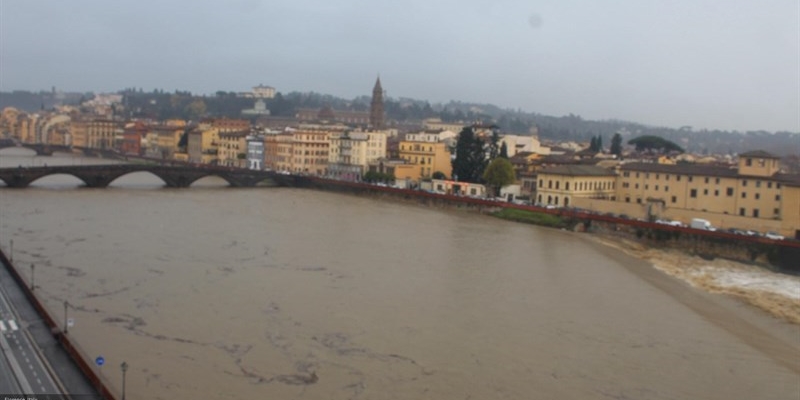 Arno a Firenze. La prima vera piena della stagione e dell'anno. La foto