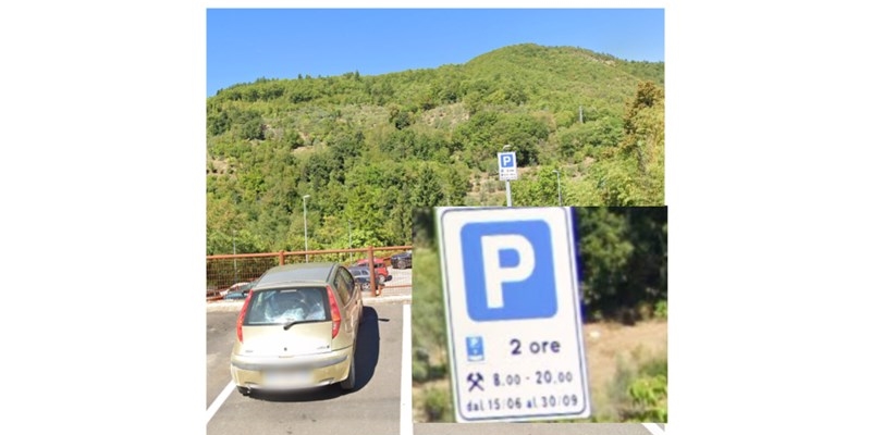 Il cartello e il parcheggio
