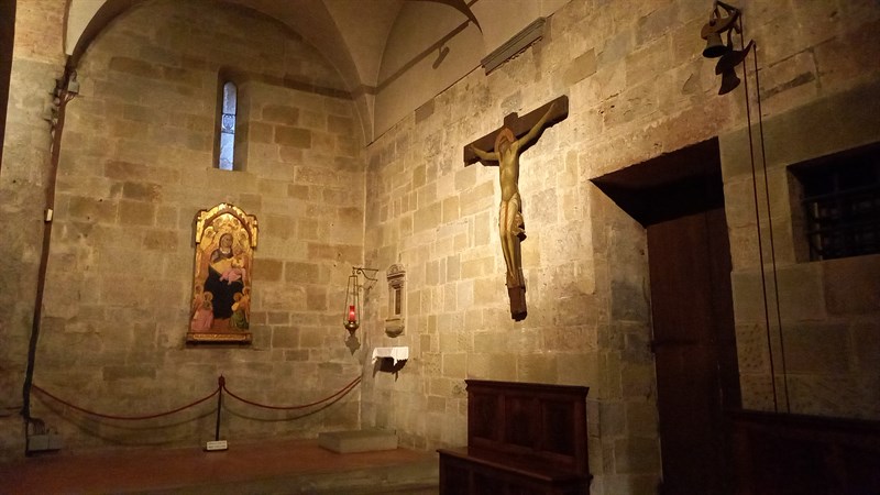 La nuova posizionatura all’interno della Pieve dell’antico Crocifisso e la tavola della Madonna del Cardellino 
