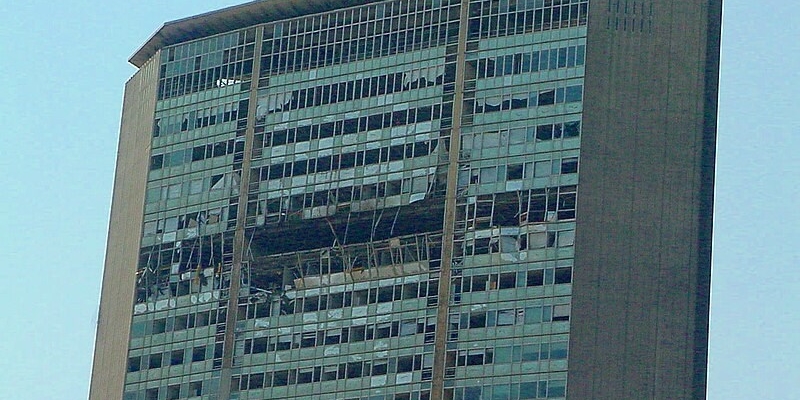 2002 - Un aereo si schianta contro il Pirellone 