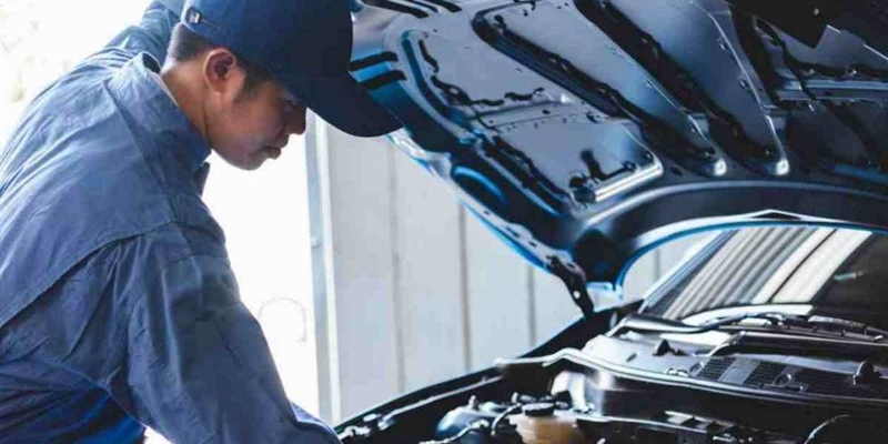 Concessionario gli chiede 6.000 euro per riparargli l’auto, ma il meccanico smaschera subito la disonestà