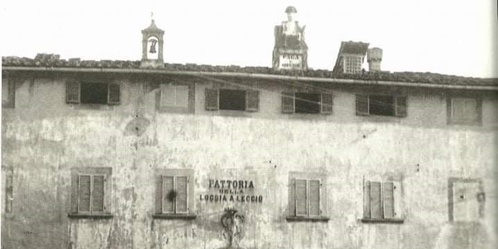 La statua di Penco in una foto dell'epoca che svetta sulla "Fattoria della Loggia" degli Ximenes