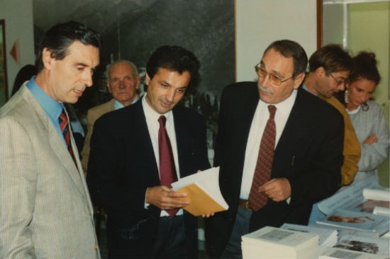 A sinistra un giovane Alfredo Altieri durante la presentazione di un suo libro su San Godenzo
 