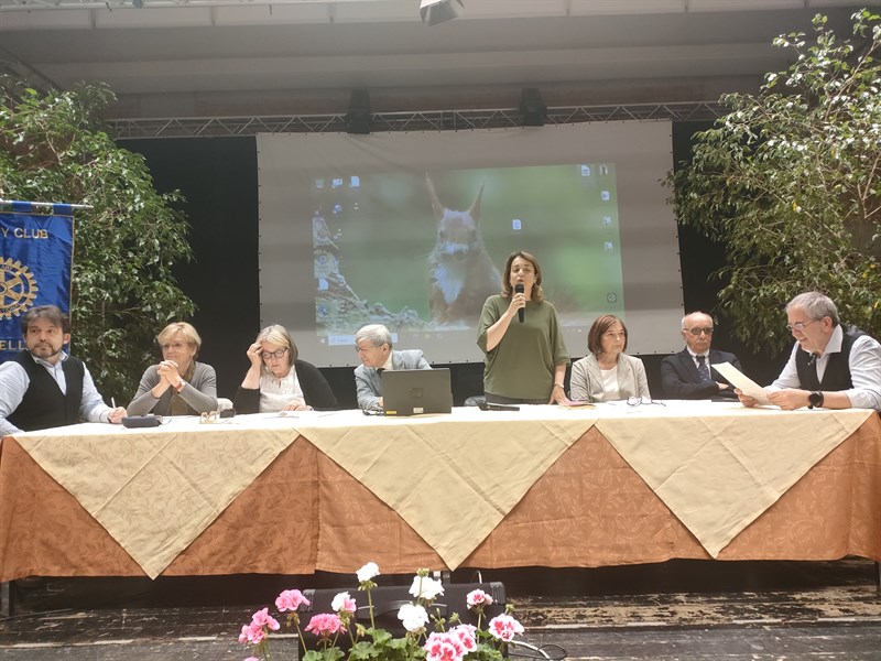 Il tavolo della presidenza presieduto dal presidente del Rotary Club Giorgio Gomisel