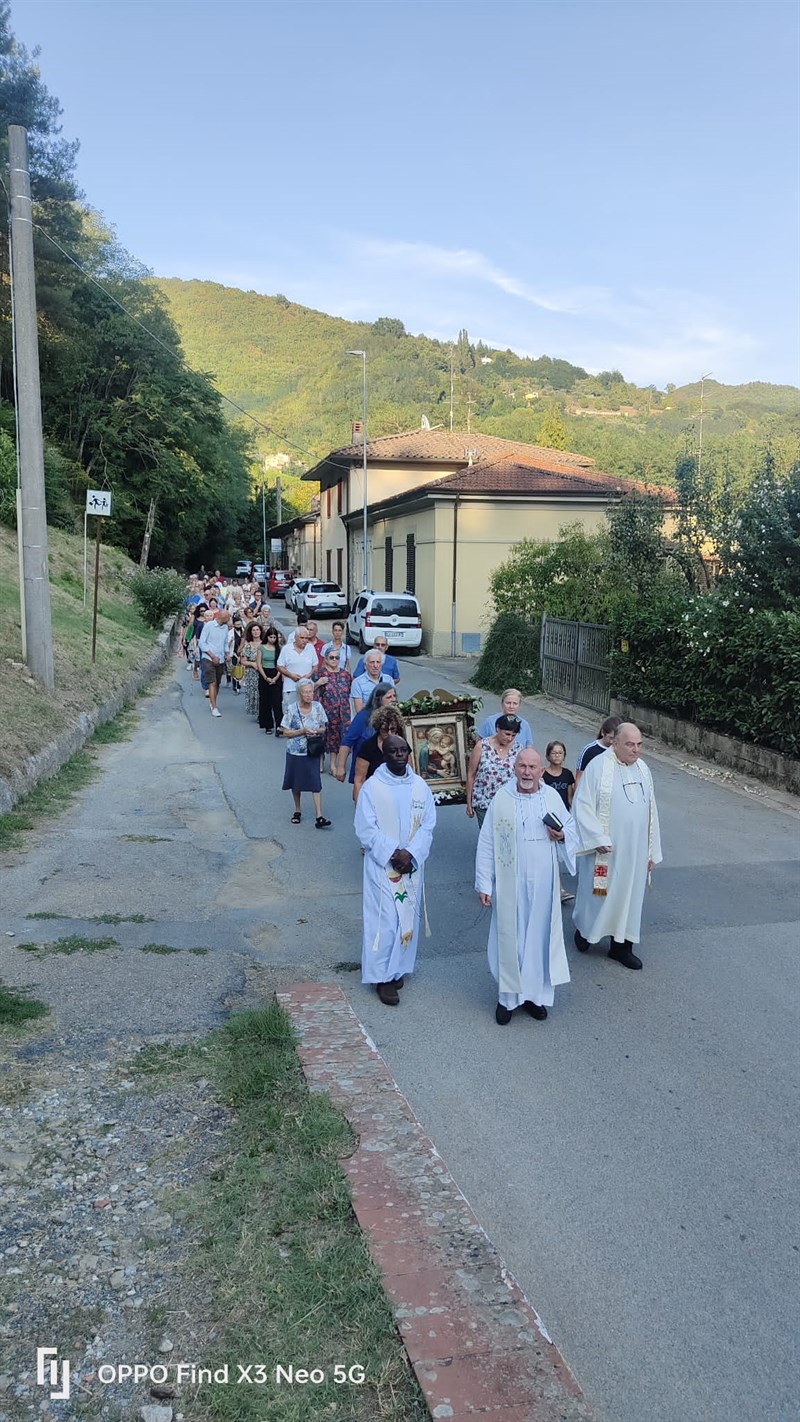 La processione per le strade di Villore.  