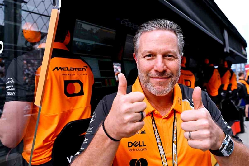 Zak Brown provoca Max Verstappen (www.okmugello.it - X FormulaDirecta)