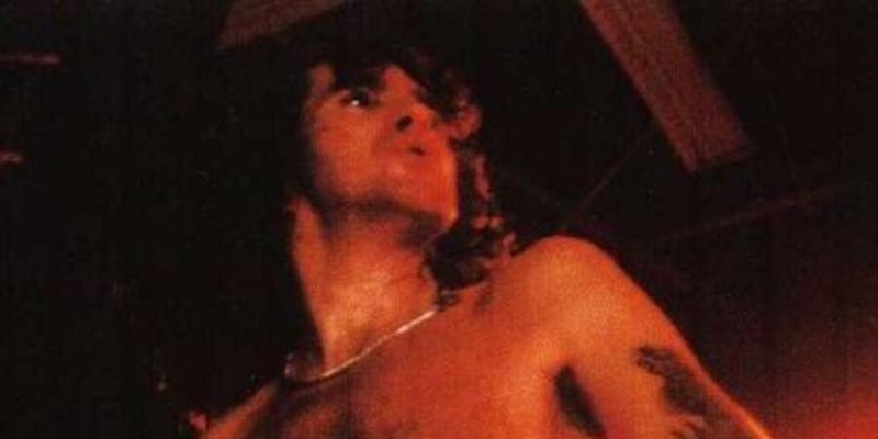 1980 - Bon Scott viene trovato morto. Nella foto durante un concerto a Grenoble nel dicembre 1979.