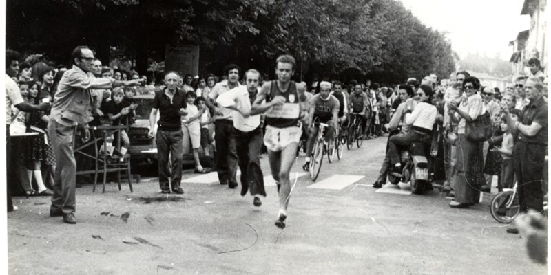 Una immagine storica della Maratona del Mugello nel 1975. Piero Barletti del GS Marciatori Mugello vince la seconda edizione, in mezzo ad una straordinaria folla in piazza Dante. 