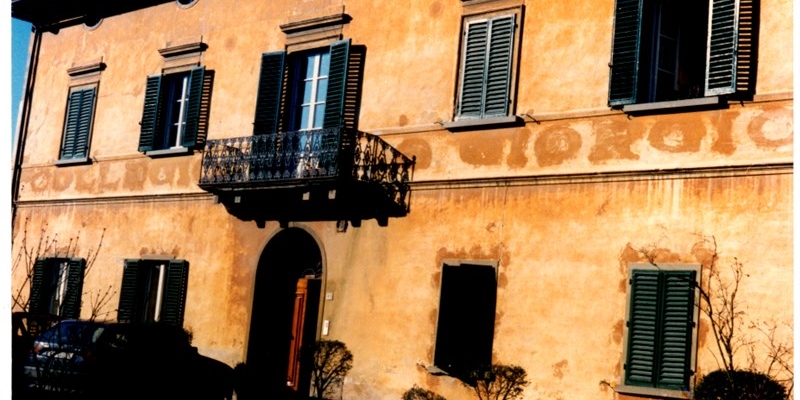La facciata della Villa di Paliano (1996) in via Marconi con ancora visibile,  la dicitura “Collegio San Giorgio”.