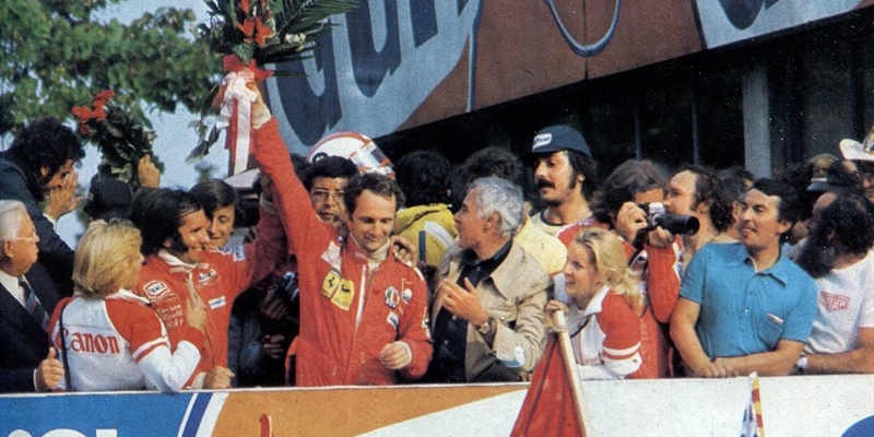 2019 - Muore Niki Lauda qui ripreso al termine di un Gran Premio vinto nel 1975.
