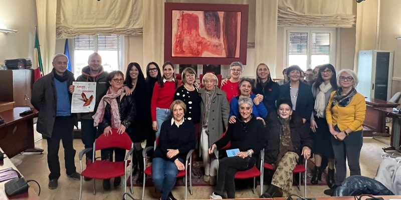 Foto di gruppo con associazioni promotrici iniziative 25 novembre 2025