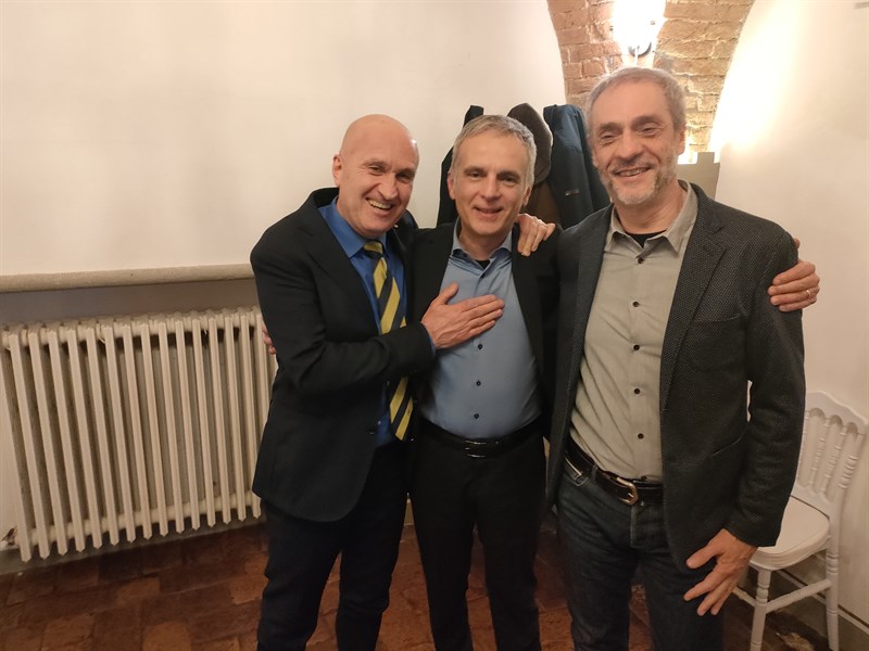 Barletti al centro, ritrova due amici delle Scuole Medie; a sinistra Gianluca Lavacchini e a destra Paolo Giovannini.