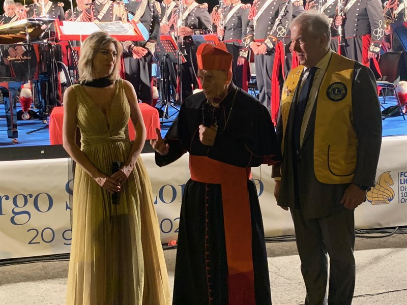 da sx: Ilaria della Bidia al centro il Cardinal Ernest Simoni alla destra Simone Bettini