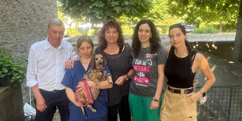 Il sindaco Pianigiani Serena Torricelli e sua figlia insieme al personale sanitario