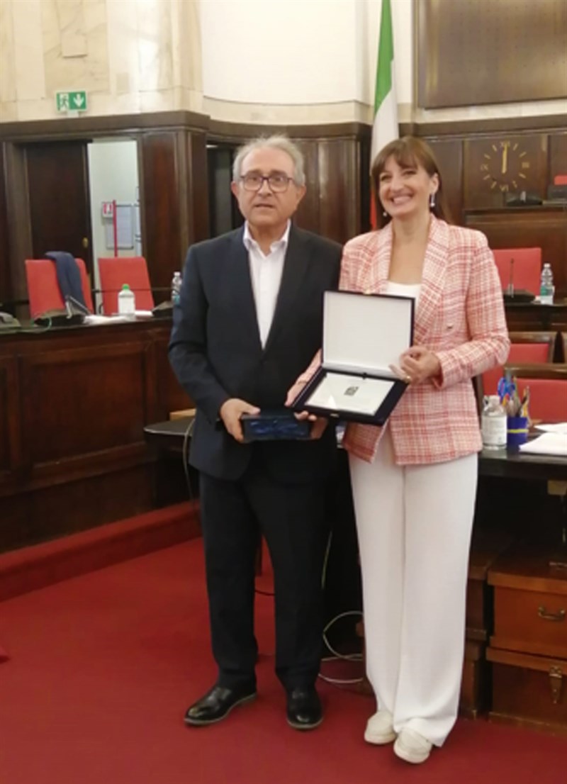 Elisabetta Nencini riceve l’attestato dal dott. Luigi Ruggeri