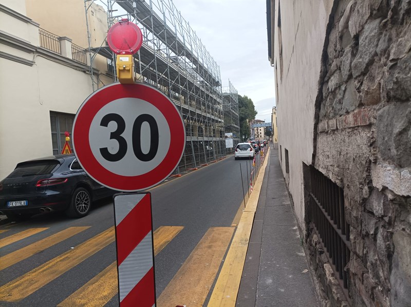 Il cartello di limite trenta mal posizionato