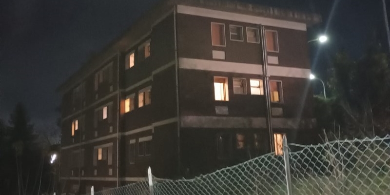 la palazzina con le luci accesse