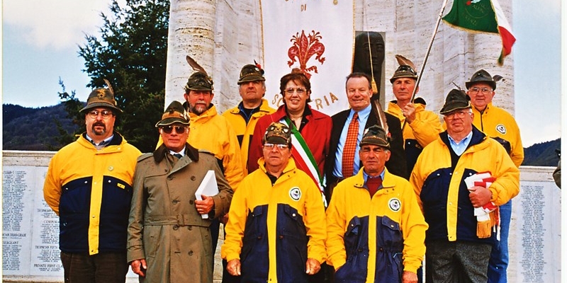 Gli Alpini di Scarperia al Monumento di Ponzalla in una immagine di repertorio.  