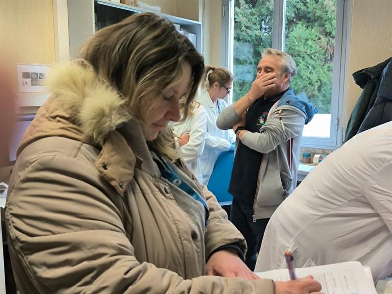 Mariella Bergamini mentre consegna la vita