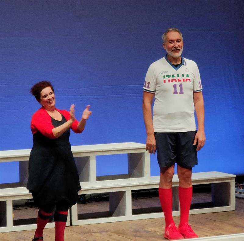 Doppietta sold-out per “la leggenda del pallavolista volante” al Teatro Giotto di Borgo