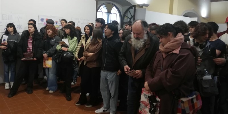Gli studenti all’inaugurazione della mostra “chiniana” a Villa Pecori Giraldi 