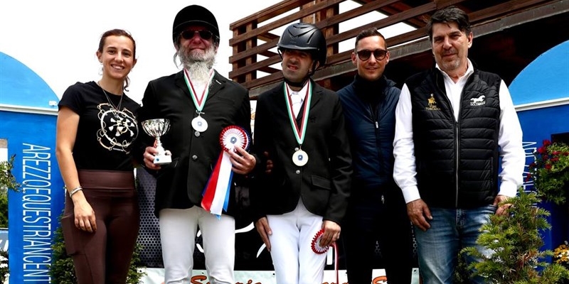 Da Sx Eleonora Galardi, Bruno Tarca ( Argento) , Tommaso Sparti ( Oro) Andrea Torelli ( istruttore Riding Club Mugello) Stefano Serni ( Presidente com. Reg F.I.S.E Toscana)