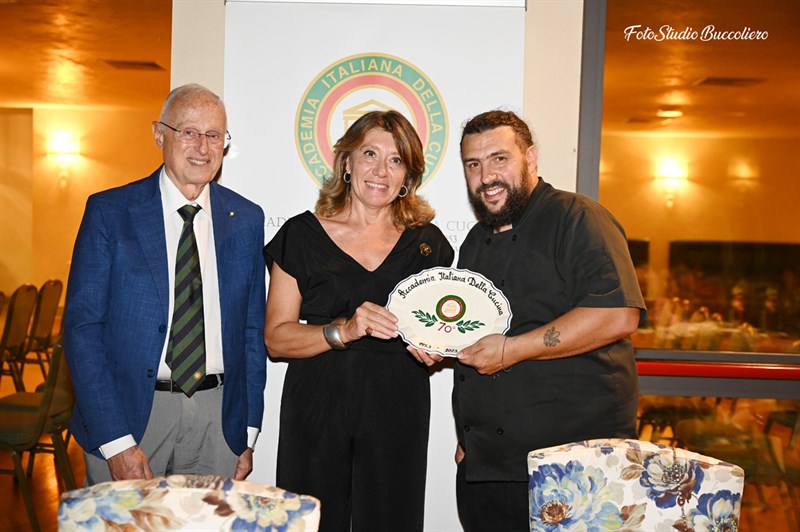 Da sinistra Roberto Ariani, segretario Nazionale dell’Accademia della Cucina Italiana, Monica Sforzini Faucci, presidente della Delegazione del Mugello premiamo lo chef Cristian Borchi.