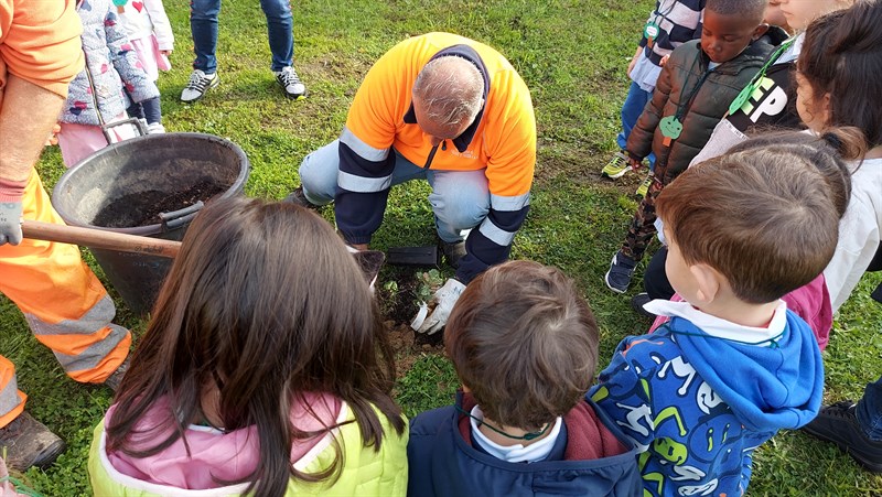 Festa dell’albero 2023: piantati 10 nuovi alberi alla scuola dell’infanzia di Via Piave