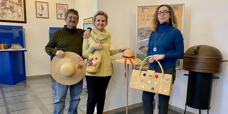 Il sindaco e le direttrici con alcuni manufatti in esposizione